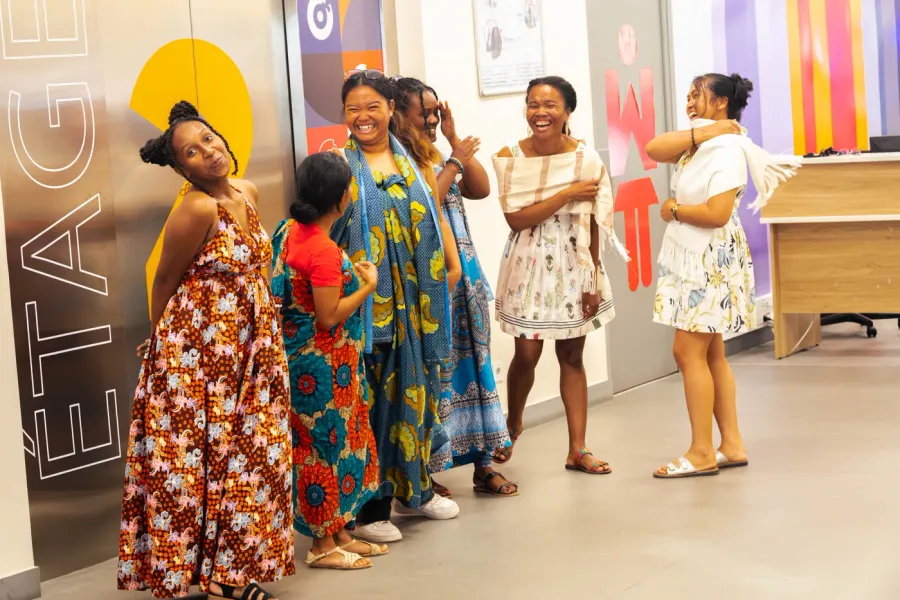 Collaboratrices du site de Madagascar en tenues colorées, lors d'un moment convivial